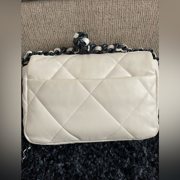 Chanel 19 flap - Picture 3 of 12